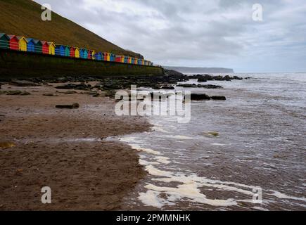 Strandhütten am Meer in Whitby, North Yorkshire, auf dem Weg von Whitby nach Sandsend - der Cleveland Way Stockfoto