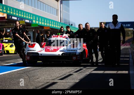 Portimao, Portugal - 13/04/2023, 06 ESTRE Kevin (Fra), LOTTERER Andre (ger), VANTHOOR Laurens (bel), Porsche Penske Motorsport, Porsche 963, Pitlane während der 6-stündigen Portimao 2023, 2. Runde der FIA-Weltausdauermeisterschaft 2023, vom 14. Bis 16. April 2023 auf der Algarve International Circuit in Portimao, Portugal - Foto: Antonin Vincent/DPPI/LiveMedia Stockfoto