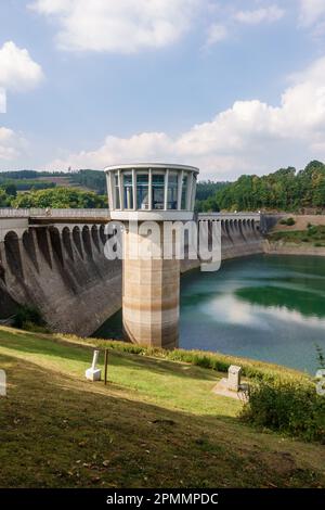 Meinerzhagen, Deutschland. 19. Aug. 2022. Der Listertal-Damm im Sauerland bei Attendorn. Der seit 1912 fertiggestellte Listertal-Staudamm wurde zu einem der fünf Vorbecken, als die Biggetalsperre in den 1960er Jahren gebaut wurde. Betreiber der Listertalsperre ist die öffentliche Wasserwirtschaft Ruhrverband. Kredit: Daniel Karmann/Daniel Karmann//dpa/Alamy Live News Stockfoto