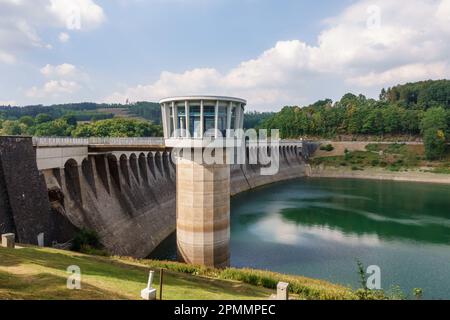 Meinerzhagen, Deutschland. 19. Aug. 2022. Der Listertal-Damm im Sauerland bei Attendorn. Der seit 1912 fertiggestellte Listertal-Staudamm wurde zu einem der fünf Vorbecken, als die Biggetalsperre in den 1960er Jahren gebaut wurde. Betreiber der Listertalsperre ist die öffentliche Wasserwirtschaft Ruhrverband. Kredit: Daniel Karmann/Daniel Karmann//dpa/Alamy Live News Stockfoto