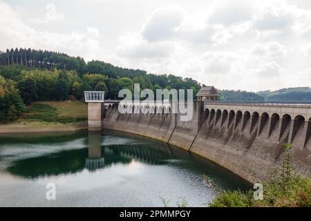 Meinerzhagen, Deutschland. 19. Aug. 2022. Der Listertal-Damm im Sauerland bei Attendorn. Der seit 1912 fertiggestellte Listertal-Staudamm wurde zu einem der fünf Vorbecken, als die Biggetalsperre in den 1960er Jahren gebaut wurde. Betreiber der Listertalsperre ist die öffentliche Wasserwirtschaft Ruhrverband. Kredit: Daniel Karmann/dpa/Alamy Live News Stockfoto