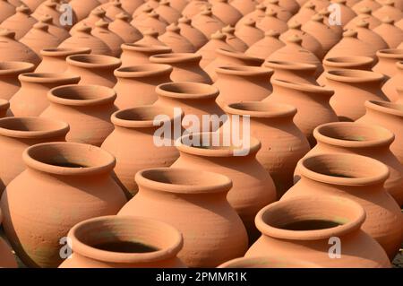 Handgefertigte Tontöpferei für Wasser und Gegenstände. Es hält das Wasser bei jedem Wetter kühl. Bekannt als Matka, wird sie seit der Antike in Indien häufig verwendet. Stockfoto