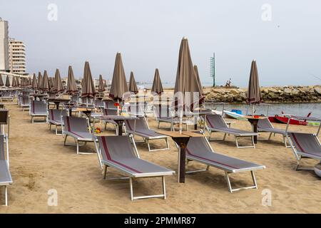 Rustikaler Strand mit Felsen und Sand Stockfoto