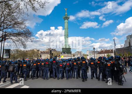 Viele französische Polizisten (CRS) übernehmen die Kontrolle über den berühmten Pariser Bastille-Platz nach einem Protest gegen die Rentenreform Stockfoto