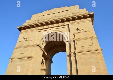 Das India Gate, berühmt unter allen, ist ein Denkmal für Soldaten der britischen indischen Armee, die zwischen 1914 und 1921 im Ersten Weltkrieg starben Stockfoto