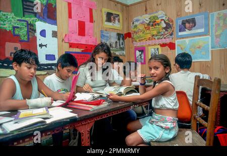 Argentinien, Buenos Aires. Lehrer und Schulkinder. Stockfoto