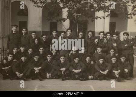 Rom, Italien Mai 1951: Ein Gruppenfoto, auf dem die junge Energie und Entschlossenheit der italienischen Seeleute in den 1950er Jahren festgehalten wird. Stockfoto