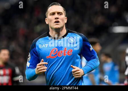 Piotr Zielinski von SSC Napoli schaut während des Champions League-Fußballspiels zwischen AC Milan und SSC Napoli im Stadion San Siro in Mailand (Italien) Stockfoto