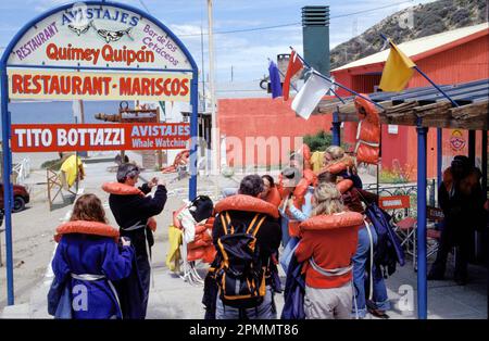 Argentinien, Península Valdés. Touristen erhalten Anweisungen vor ihrer Walbeobachtungstour. Stockfoto