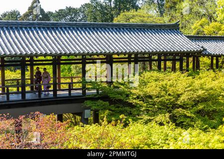 April 2023 Kyoto Japan, Tsutenkyo Holzbrücke im Tofuku-ji Tempel in Kyoto, einer der großen buddhistischen Zen Tempel, Japan, Asien Stockfoto