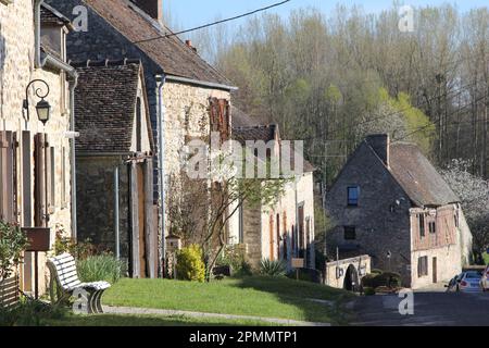 Flagy: Hauseigentümer verwandeln Gehwege auf dieser steilen Straße, die an der Holzmühle aus dem 13. Jahrhundert endet, in mit Pflanzen gefüllte, grasbedeckte Flächen Stockfoto
