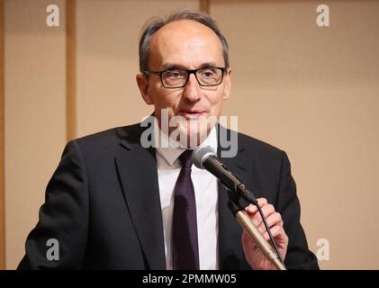 Tokio, Japan. 14. April 2023. Der belgische Pharmakonzern Union Chimique Belga (UCB), Vorsitzender und CEO, Vorsitzender des biopharmazeutischen Chief Executive Officers Roundtable (BCR) Jean-Christophe Tellier hält nach einem zweitägigen Treffen des BCR am Freitag, den 14. April 2023 in Tokio eine Rede auf einer Pressekonferenz. Die Mitglieder des BCR trafen mit dem japanischen Premierminister Fumio Kishida zusammen und gaben ihre gemeinsame Erklärung für das Gipfeltreffen in Hiroshima G7 ab. (Foto: Yoshio Tsunoda/AFLO) Stockfoto