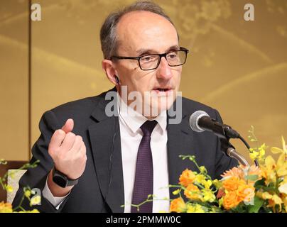 Tokio, Japan. 14. April 2023. Der belgische pharmazeutische Riese Union Chimique Belga (UCB) Chairman und CEO, Vorsitzender des biopharmazeutischen Chief Executive Officers Roundtable (BCR) Jean-Christophe Tellier beantwortet eine Frage auf einer Pressekonferenz nach einer zweitägigen Sitzung des BCR am Freitag, den 14. April 2023 in Tokio. Die Mitglieder des BCR trafen mit dem japanischen Premierminister Fumio Kishida zusammen und gaben ihre gemeinsame Erklärung für das Gipfeltreffen in Hiroshima G7 ab. (Foto: Yoshio Tsunoda/AFLO) Stockfoto