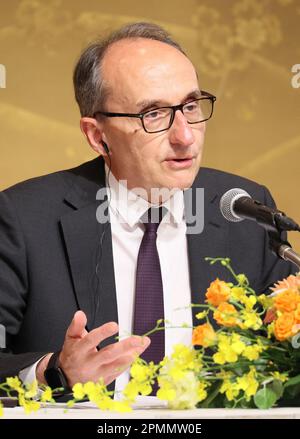 Tokio, Japan. 14. April 2023. Der belgische pharmazeutische Riese Union Chimique Belga (UCB) Chairman und CEO, Vorsitzender des biopharmazeutischen Chief Executive Officers Roundtable (BCR) Jean-Christophe Tellier beantwortet eine Frage auf einer Pressekonferenz nach einer zweitägigen Sitzung des BCR am Freitag, den 14. April 2023 in Tokio. Die Mitglieder des BCR trafen mit dem japanischen Premierminister Fumio Kishida zusammen und gaben ihre gemeinsame Erklärung für das Gipfeltreffen in Hiroshima G7 ab. (Foto: Yoshio Tsunoda/AFLO) Stockfoto