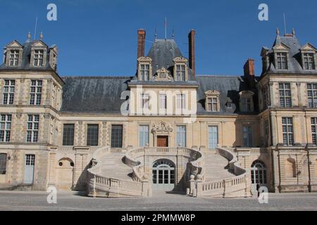 Die Hauptfassade des Palastes Fontainebleau und die Horseshoe-Treppe wurden 2022 renoviert Stockfoto