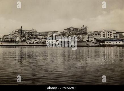 Rom, Italien Mai 1951: Herrliches Oldtimer-Foto von Augustas atemberaubender Küste mit kristallklarem blauem Wasser und bezaubernden Gebäuden. Stockfoto