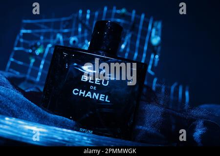 Blaue De Chanel-Parfümwerbung Stockfoto