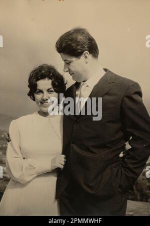 Rom, Italien Mai 1951: Ein wunderschönes Foto, das die Freude und Liebe eines frisch verheirateten Paares, umgeben von ihrer Familie, festhält und bleibende Erinnerungen im Jahr 50 schafft Stockfoto