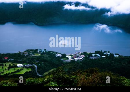 Ein einsamer Fischer am Ashi-See, Hakone Stockfoto