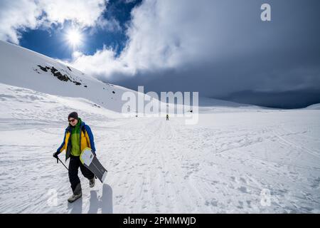 Rückkehr zur Unterkunft in der DNT Rondvassbu Lodge nach einem Tag Skifahren in den Bergen des Rondane Nationalparks, Norwegen Stockfoto