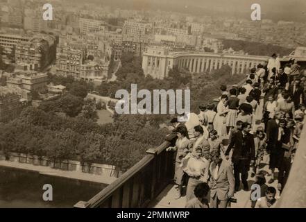 Rom, Italien Mai 1951: Touristenmassen versammeln sich in Roms berühmten Wahrzeichen während der 1950er Jahre. Klassische Reisefotografie, die das zeitlose Bild der Stadt einfängt Stockfoto