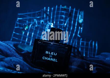 Blaue De Chanel-Parfümwerbung Stockfoto