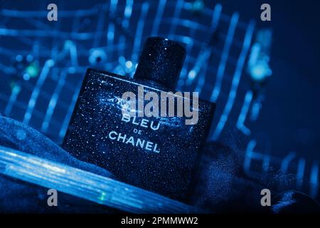 Blaue De Chanel-Parfümwerbung Stockfoto