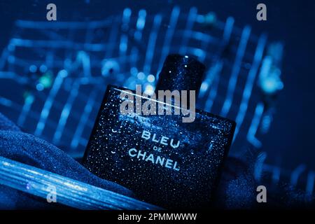 Blaue De Chanel-Parfümwerbung Stockfoto