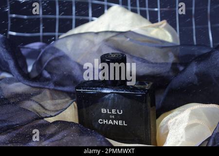 Blaue De Chanel-Parfümwerbung Stockfoto