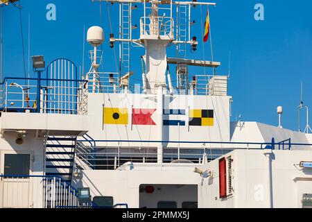 Nautische Flaggen auf einem Kreuzschiff. Navigationssymbole. Transport Stockfoto