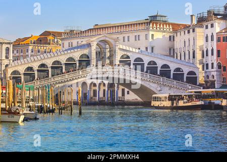 Rialtobrücke von Venedig vom Canale Grande, kunstvoll verzierte Steinbrücke aus dem 16. Jahrhundert mit Geschäften, Venedig, Italien Stockfoto