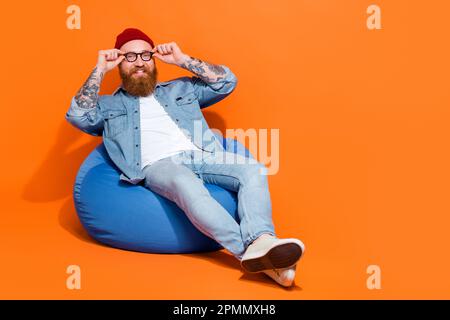 Foto in voller Länge mit positivem Macho man Touch neue Spezifikationen kaufen im Optikverkauf isoliert auf glänzendem farbigem Hintergrund Stockfoto