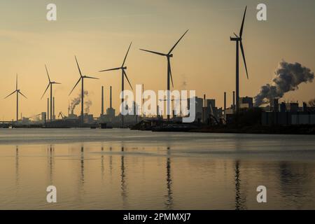 Stahlindustrie und Windturbinen entlang des Nordseekanals in IJmuiden, Niederlande Stockfoto