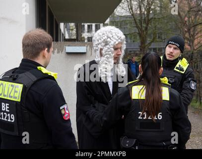 14. April 2023, Berlin: Aktivisten der Gruppe "Tierrebellion" protestieren am Sitz des Deutschen Bauernverbandes. Im Rahmen eines Scheinprozesses gegen "Vertreter" verschiedener Verbände, Unternehmen und Organisationen der Agrarindustrie kritisieren die Aktivisten das, was sie als Lobbyarbeit des Bauernverbands ansehen, und fordern einen Kurswechsel in Richtung eines planzlichen Agrarwende. Darüber hinaus sollte es "künftige Schutzmaßnahmen" für Landwirte geben. Die Anhörung fand jedoch ohne den "Richter" statt. Er wurde früh von der Polizei weggebracht. Foto: Paul Zinken/dpa Stockfoto