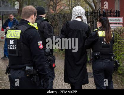 14. April 2023, Berlin: Aktivisten der Gruppe "Tierrebellion" protestieren am Sitz des Deutschen Bauernverbandes. Im Rahmen eines Scheinprozesses gegen "Vertreter" verschiedener Verbände, Unternehmen und Organisationen der Agrarindustrie kritisieren die Aktivisten das, was sie als Lobbyarbeit des Bauernverbands ansehen, und fordern einen Kurswechsel in Richtung eines planzlichen Agrarwende. Darüber hinaus sollte es "künftige Schutzmaßnahmen" für Landwirte geben. Die Anhörung fand jedoch ohne den "Richter" statt. Er wurde früh von der Polizei weggebracht. Foto: Paul Zinken/dpa Stockfoto