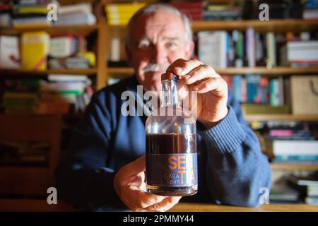 Somerset, Großbritannien. 30. Dezember 2022 Britischer Neuropsychopharmakologe Professor David Nutt, der der Drahtzieher hinter dem nicht-alkoholischen Getränk SENTIA ist Stockfoto