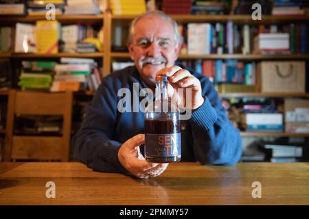 Somerset, Großbritannien. 30. Dezember 2022 Britischer Neuropsychopharmakologe Professor David Nutt, der der Drahtzieher hinter dem nicht-alkoholischen Getränk SENTIA ist Stockfoto