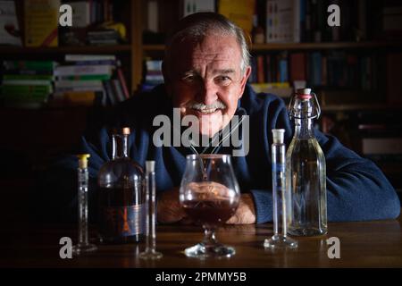 Somerset, Großbritannien. 30. Dezember 2022 Britischer Neuropsychopharmakologe Professor David Nutt, der der Drahtzieher hinter dem nicht-alkoholischen Getränk SENTIA ist Stockfoto