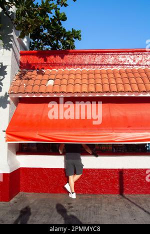 Cancun, Quintana Roo, Mexiko, Eine Theke mit Restaurants zum Mitnehmen in der Straße der Innenstadt von Cancun. Stockfoto