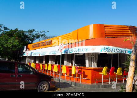 Cancun, Quintana Roo, Mexiko, Ein farbenfrohes Steakhouse mit Stühlen in der Innenstadt von Caucun. Stockfoto