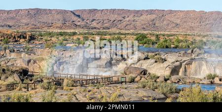 Ein genähter Panoramablick auf die Promenade am Augrabies-Wasserfall im Orange River. Der Fluss ist überflutet Stockfoto