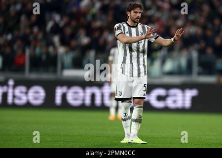 Turin, Italien. 13. April 2023. Manuel Locatelli vom FC Juventus Gesten während des Viertelfinales der UEFA Europa League im ersten Spiel zwischen dem FC Juventus und dem Sporting Clube de Portugal am 13 2023. April im Allianz-Stadion in Turin, Italien . Kredit: Marco Canoniero/Alamy Live News Stockfoto