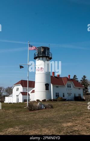 Chatham Lighthouse, hier können Sie den mächtigen Strahl sehen, der über den Ozean reicht, um Seeleute vor Gefahren in der Nähe der Küste zu warnen, Weitwinkel. Stockfoto