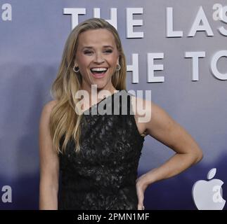 LA, USA. 13. April 2023. Der Executive Producer Reese Witherspoon nimmt am Donnerstag, den 13. April 2023, an der Premiere des Filmthrillers „The Last Thing He That Me“ im Bruin Regency Theatre in der Westwood-Abteilung von Los Angeles Teil. Storyline: Eine Frau bildet eine unerwartete Beziehung zu ihrer 16-jährigen Stieftochter, während sie nach der Wahrheit über das mysteriöse Verschwinden ihres Mannes sucht. Foto: Jim Ruymen/UPI. Kredit: UPI/Alamy Live News Stockfoto