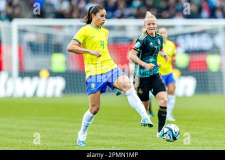 Nürnberg, Deutschland. 11. April 2023. firo : 11. April 2023, Fußball, Freundschaftsspiel DFB Frauenlandspiel Nationalmannschaft Deutschland - Brasilien Rafaelle (Brasilien) Einzelaktion, ganze Figur, Guthaben: dpa/Alamy Live News Stockfoto