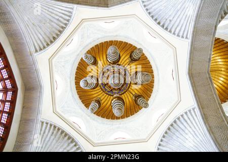 Die Decke mit dem wunderschönen Kronleuchter zeigt eine Moschee im Innenbereich in Muscat, Oman Stockfoto