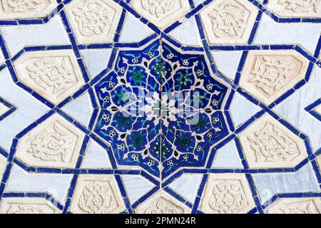 Alte orientalische Verzierung der Mauer eines antiken Gebäudes in Samarkand, Usbekistan Stockfoto