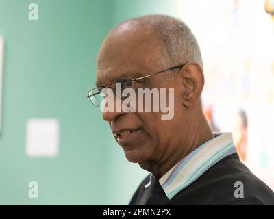 Errol Lloyd am Kettles Yard für die Ausstellung „Paint Like the Swallow sings Calypso“ Stockfoto