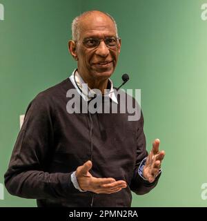 Errol Lloyd am Kettles Yard für die Ausstellung „Paint Like the Swallow sings Calypso“ Stockfoto