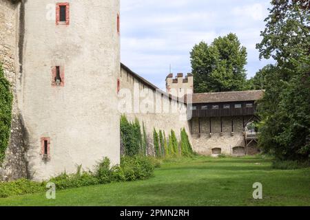 Basel, Schweiz - August 02. 2021: Die alte mittelalterliche Stadtmauer mit Türmen und Zinnen mit digout am Rhein in Basel, Schweiz. Stockfoto